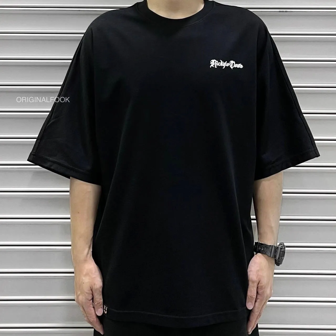 Rickyisclown [RIC] Cursive Gothic Drop Shoulder Tee Black [R7230213E-K8]