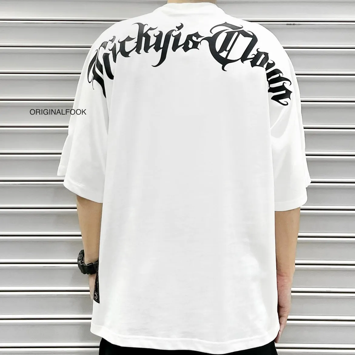 Rickyisclown [RIC] Cursive Gothic Drop Shoulder Tee White [R7230213E-K8]