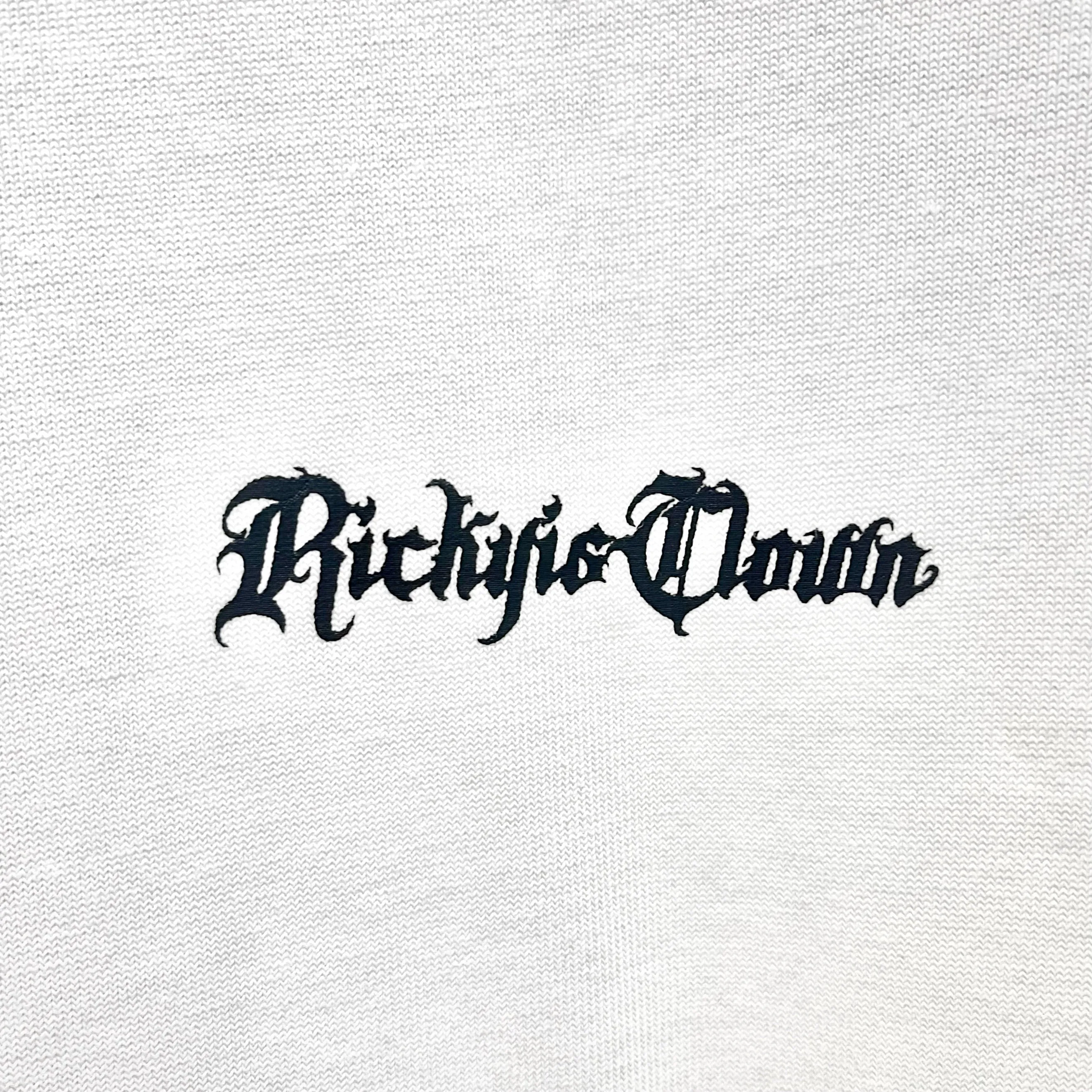 Rickyisclown [RIC] Cursive Gothic Drop Shoulder Tee White [R7230213E-K8]